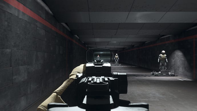 Người chơi trong Warzone 2.0 nhằm vào một hình nộm đào tạo bằng cách sử dụng tệp đính kèm quang học Slimline Pro