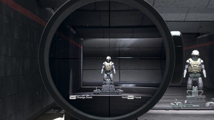 Il giocatore in Warzone 2.0 mira a un manichino da allenamento usando l'attaccamento ottico SP-X 80 6.6x