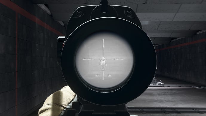 השחקן ב- Warzone 2.0 מכוון לדמה אימונים באמצעות ההתקשרות Optic Optic Optic Optic