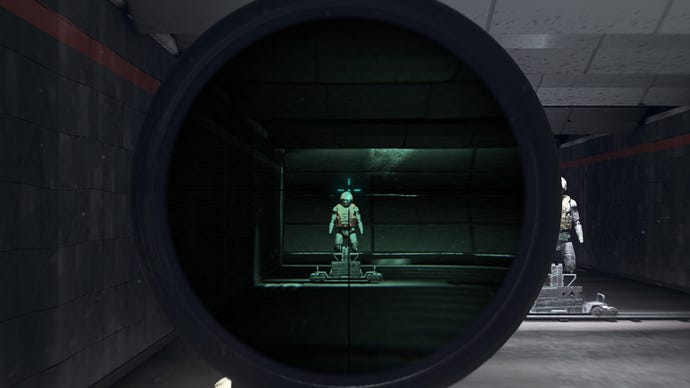 Người chơi trong Warzone 2.0 nhắm vào một hình nộm đào tạo bằng cách sử dụng tệp đính kèm quang SZ HeatSource 800