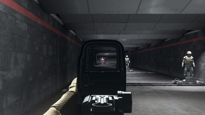 Người chơi trong Warzone 2.0 nhằm vào một hình nộm đào tạo bằng cách sử dụng tệp đính kèm quang học quang Lonewolf