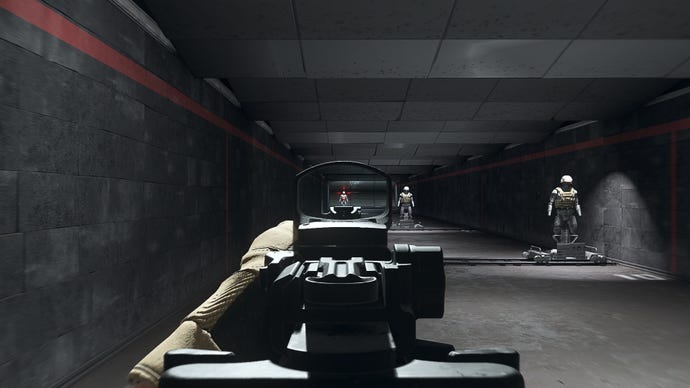Il giocatore in Warzone 2.0 mira a un fittizio di allenamento usando l'attaccamento SZ Mini Optic