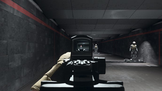 Người chơi trong Warzone 2.0 nhằm vào một hình nộm đào tạo bằng cách sử dụng tệp đính kèm quang SZ Minitac 40