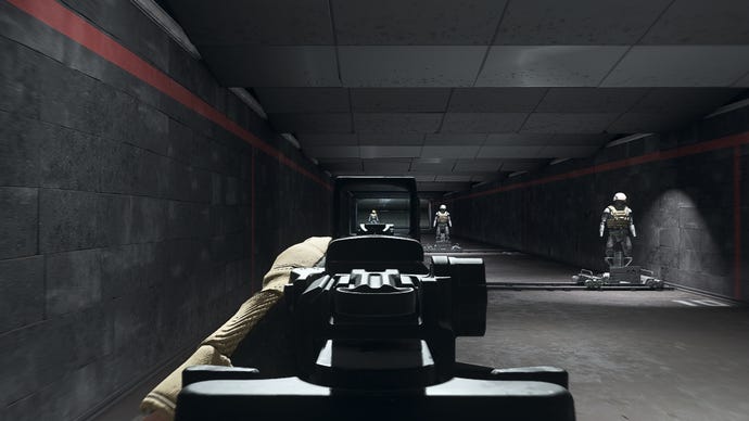 השחקן ב- Warzone 2.0 מכוון לדמה אימונים באמצעות ההתקשרות האופטית של SZ Sigma-IV אופטית