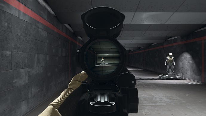 השחקן ב- Warzone 2.0 מכוון לדמה אימונים באמצעות הקובץ המצורף SZ SRO7 אופטי