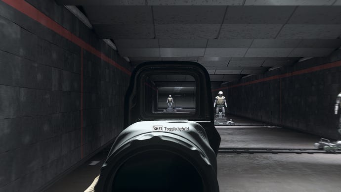 Il giocatore in Warzone 2.0 mira a un manichino da allenamento usando l'attaccamento ottico SZ Vortex 90