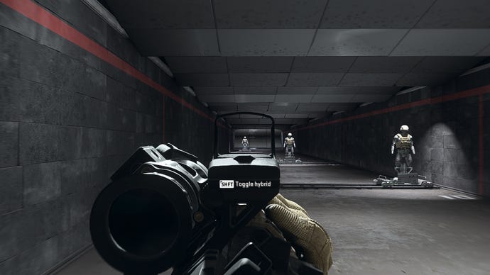 Người chơi trong Warzone 2.0 nhằm vào một hình nộm đào tạo bằng cách sử dụng tệp đính kèm quang cảm ứng của Teplo Clear