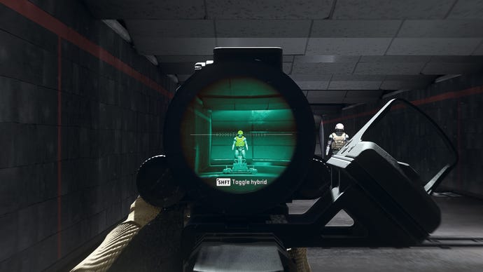 Người chơi trong Warzone 2.0 nhằm vào một hình nộm đào tạo bằng cách sử dụng tệp đính kèm quang cảm ứng của Teplo Clear