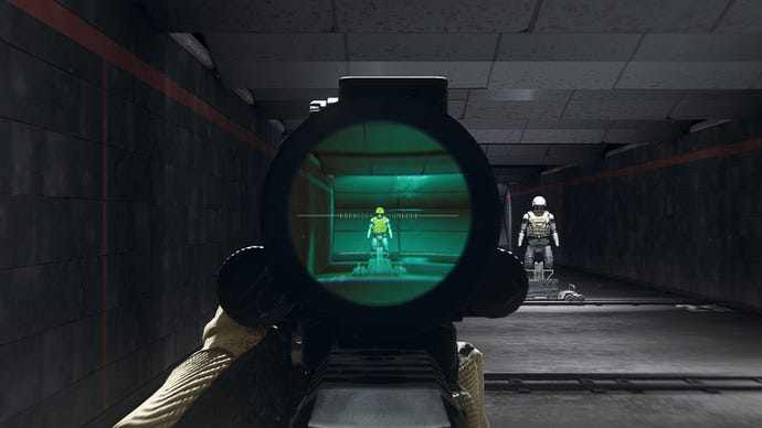 Il giocatore in Warzone 2.0 mira a un manichino da allenamento usando l'attaccamento ottico di teplo OP-3
