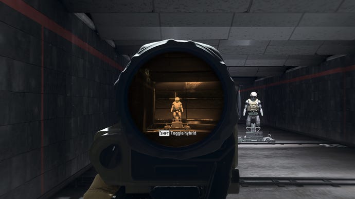 השחקן ב- Warzone 2.0 מכוון לדמה אימונים באמצעות ההתקשרות Optic X9 Optic Optic