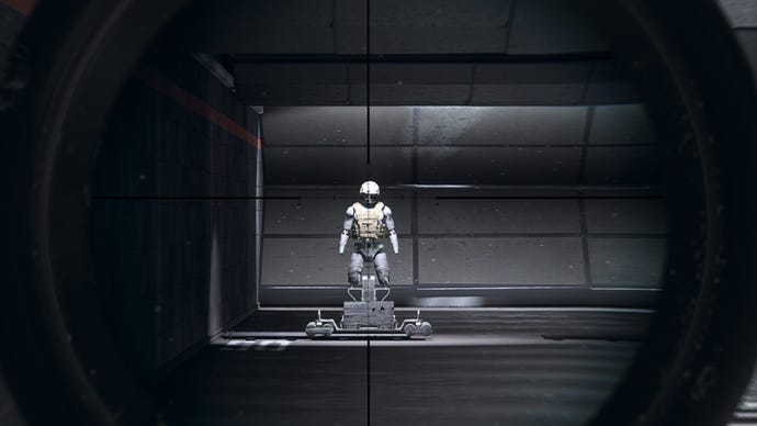 Người chơi trong Warzone 2.0 nhằm vào một hình nộm đào tạo bằng cách sử dụng tệp đính kèm quang học Victus 13x