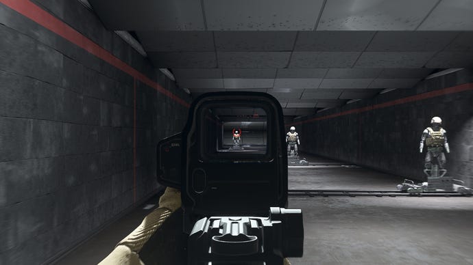 Il giocatore in Warzone 2.0 mira a un fittizio di allenamento usando l'attaccamento ottico Xten Angel 40