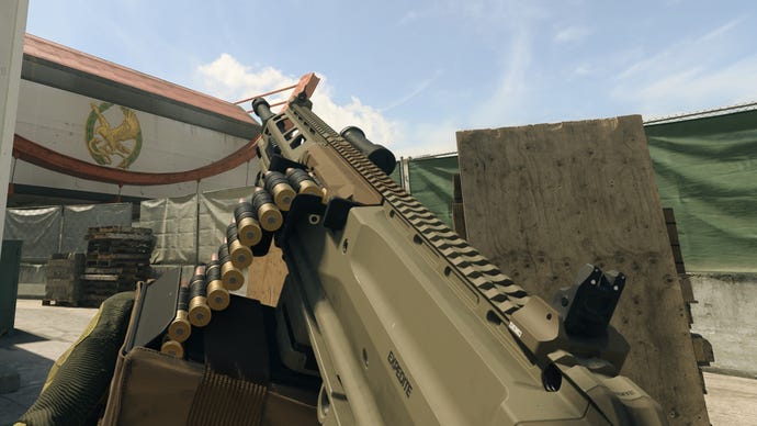 Играчът в Warzone 2.0 проверява оръжието им, RAAL MG