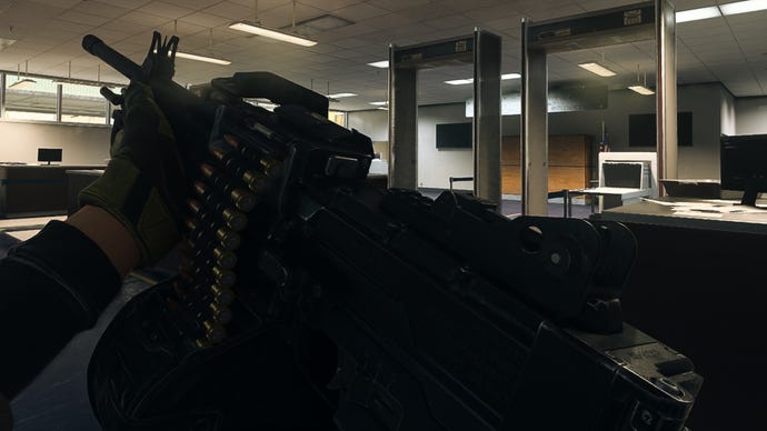 Spelaren i Warzone 2.0 inspekterar sitt vapen, Sakin MG38
