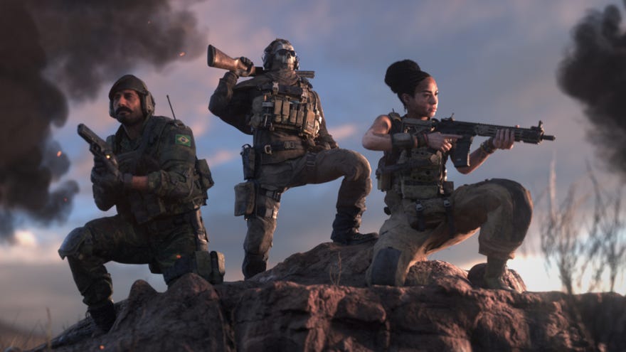 Tiga tentara di Warzone 2.0 berjongkok di atas bukit dan berpose di depan kamera