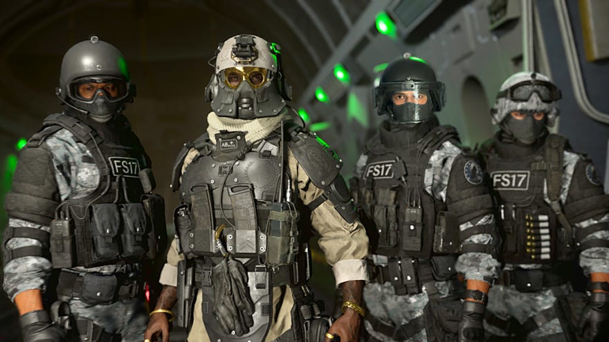 En trupp med fyra soldater står sida vid sida och tittar på kameran från ett flygplan i Warzone 2.0
