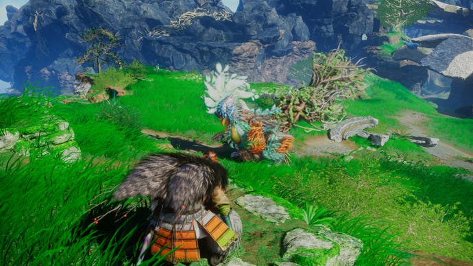 Wilde Hearts Review-Der Spielercharakter schleicht sich zu einem seltsamen Echsenmonster mit Echsen-Chicken-Tree unter lebendig grünem Gras und grauen Steinklippen auf