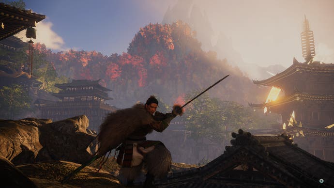 Wild Hearts Review - Spielercharakter posiert mit Katana, die vor einem entfernten roten, orangefarbenen und grünen Bergwald im goldenen Sonnenlicht gezogen wurde