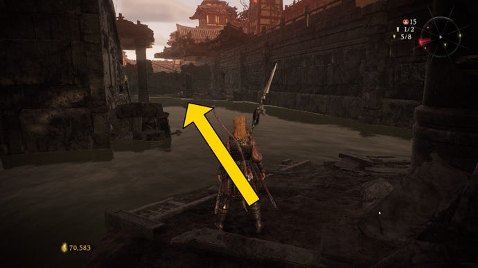 The player in Wo Long stands on the edge of a watery area, with an arrow marking the location of the nearest Shitieshou.
