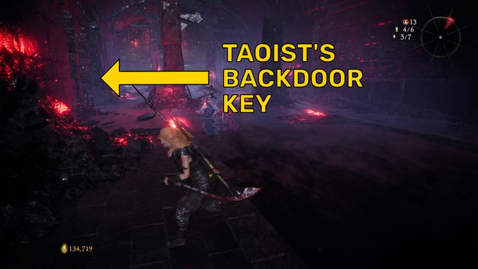 The player in Wo Long enters a large underground room with four pillars. An arrow points to the location of the Taoist's Backdoor Key.