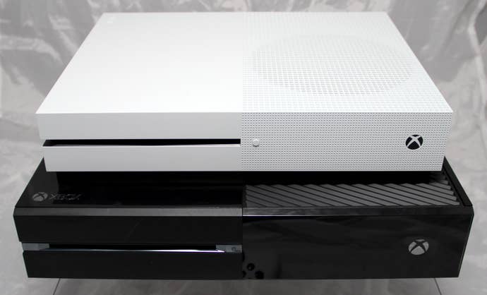La Xbox One S está apilada encima de la consola Xbox One más grande, negra y voluminosa.