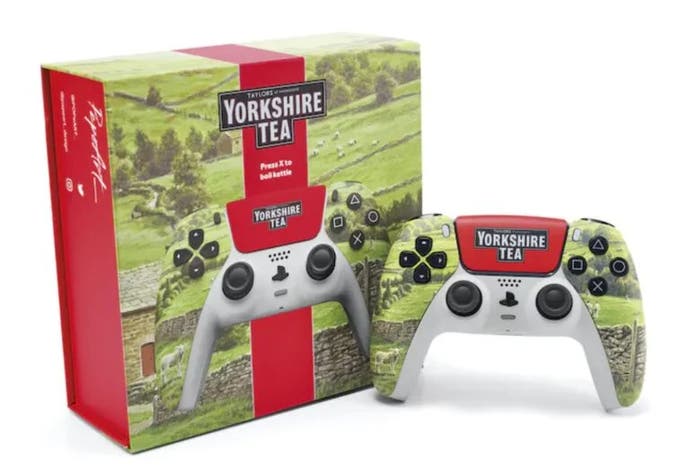 Pengontrol Yorkshire Tea DualSense masuk dan keluar dari kotak produknya.