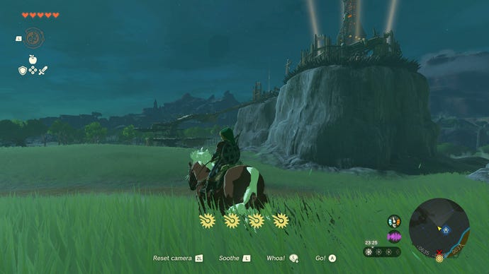 Ссылка верхом на лошади направляется к башне Skyview Field Hyrule Field в Zelda: Tears of the Kingdom