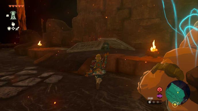 Zelda Totk, Link und Yunobo schauen auf eine mit Panels im Feuertempel bedeckte Truhe