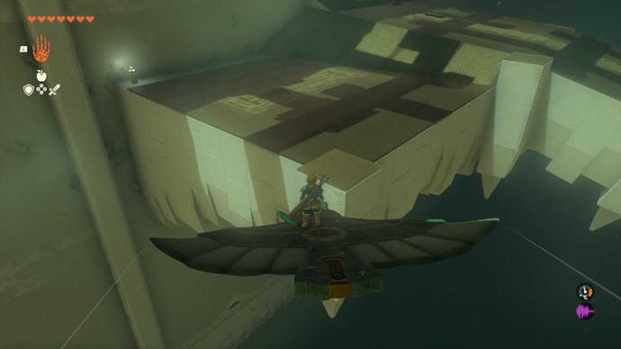 Zelda Totk Jirutagumac Shrine Link Reitflügel auf der linken Seite des Schreins