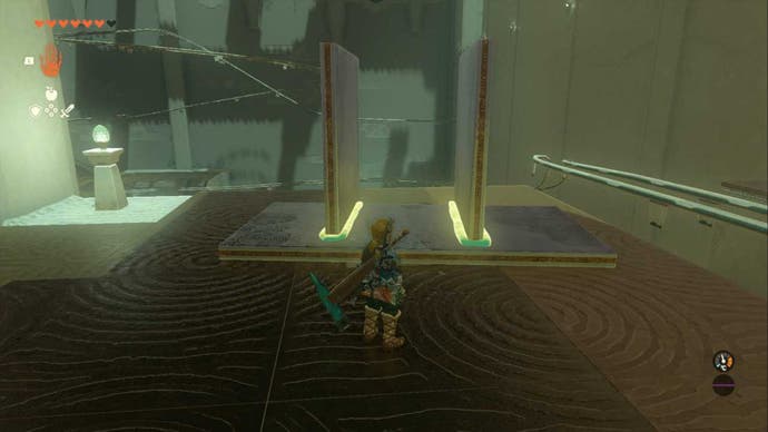 Zelda Totk Jiukoum Shrine Second Area Slab Creation, Link sieht zwei Platten an, die an einer langen Platte angebracht sind, um eine 'T' -Form zu erstellen